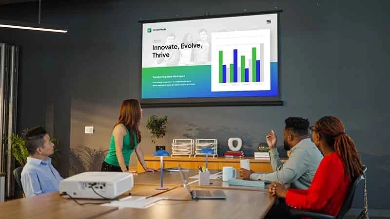 پنج دلیل برای سرمایه‌گذاری روی یک ویدئو پروژکتور اداری از برند ریکو